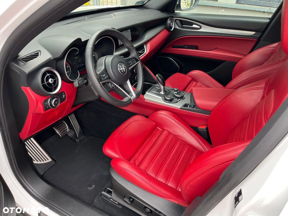 Alfa Romeo Stelvio - 12