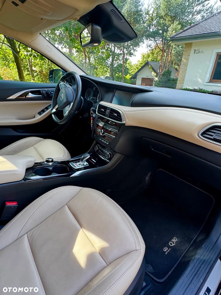 Infiniti Q30 - 13