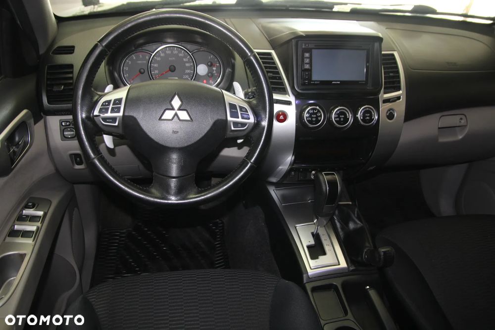Mitsubishi Pajero Sport - 11