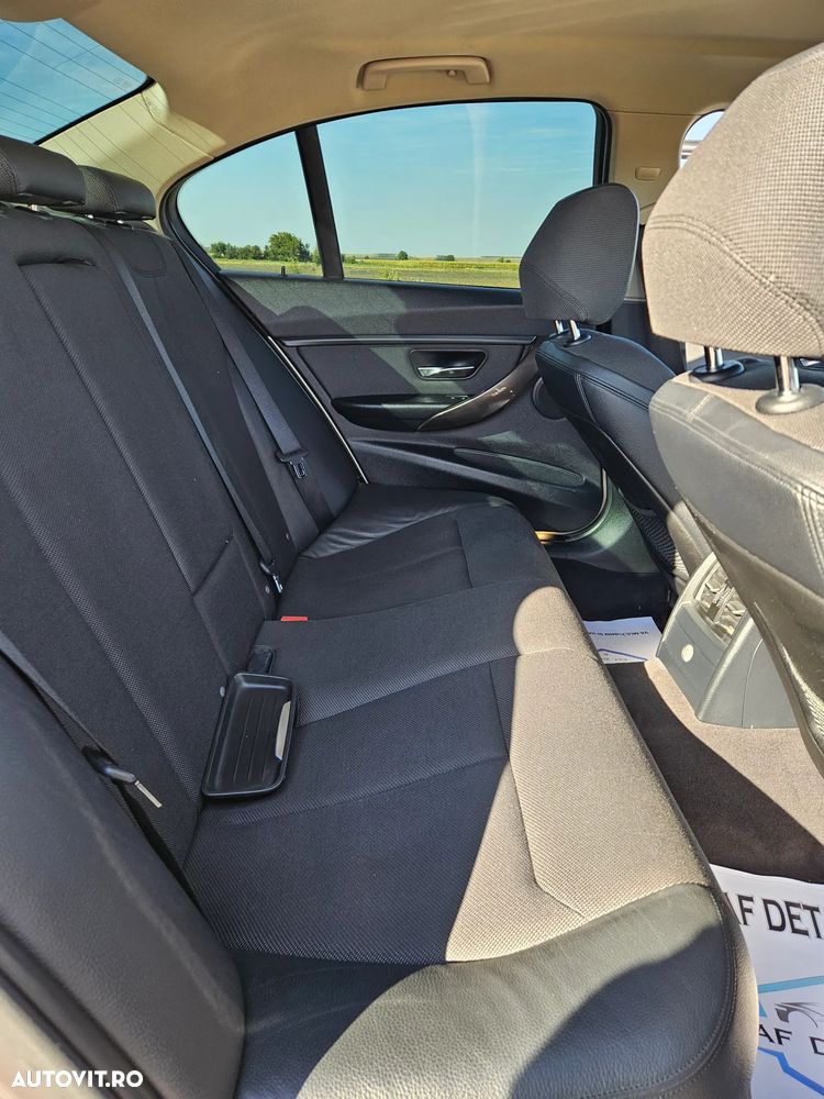 BMW Seria 3 320d Aut. - 12