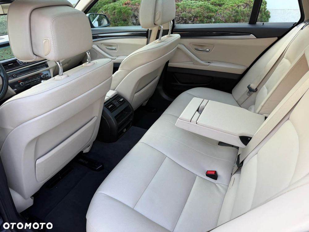 BMW Seria 5 525d Sport-Aut Luxury Line - 9