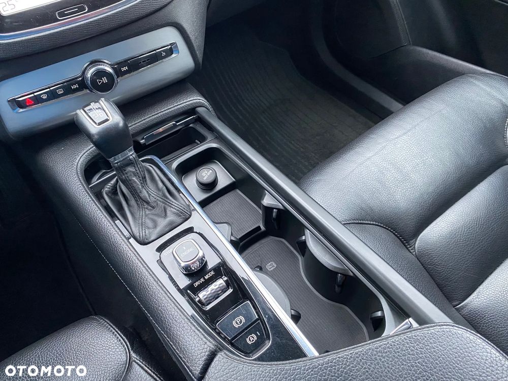 Volvo XC 90 D5 AWD Geartronic Momentum - 36