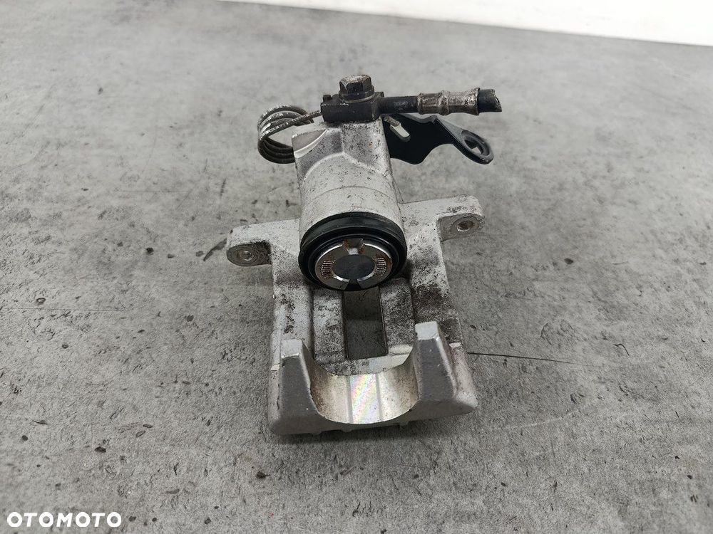 ZACISK HAMULCOWY LEWY TYŁ VW PASSAT B5 FL 1.9 TDI - 6