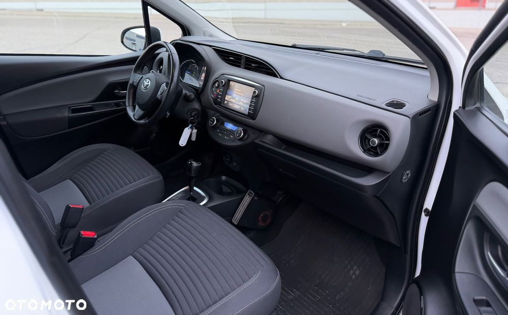 Toyota Yaris Hybrid 100 Premium - 23