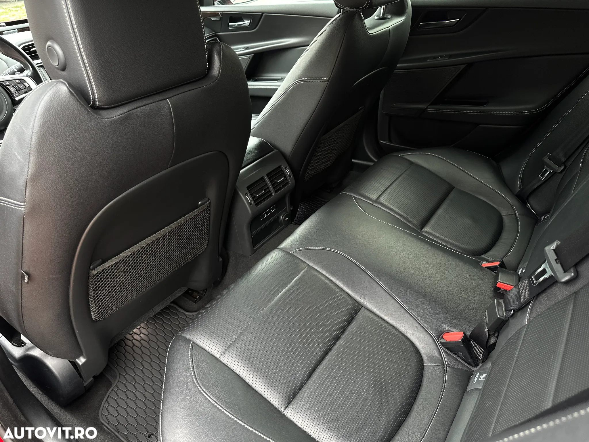 Jaguar XE RWD S - 28