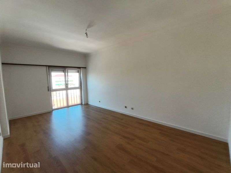Apartamento T2 remodelado com 1 lugar de parqueamento - Grande imagem: 3/11