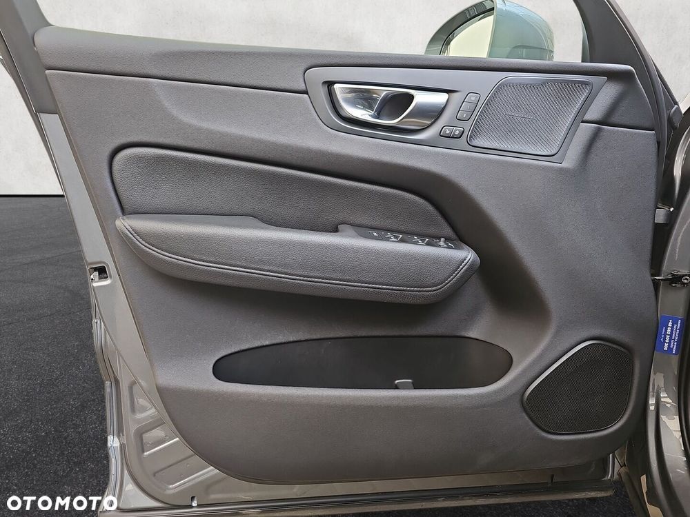 Volvo XC 60 B5 B AWD Momentum Pro - 24