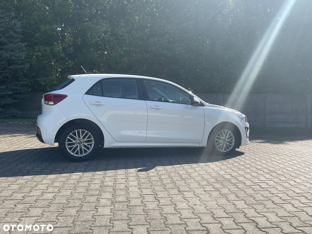 Kia Rio 1.2 L - 8
