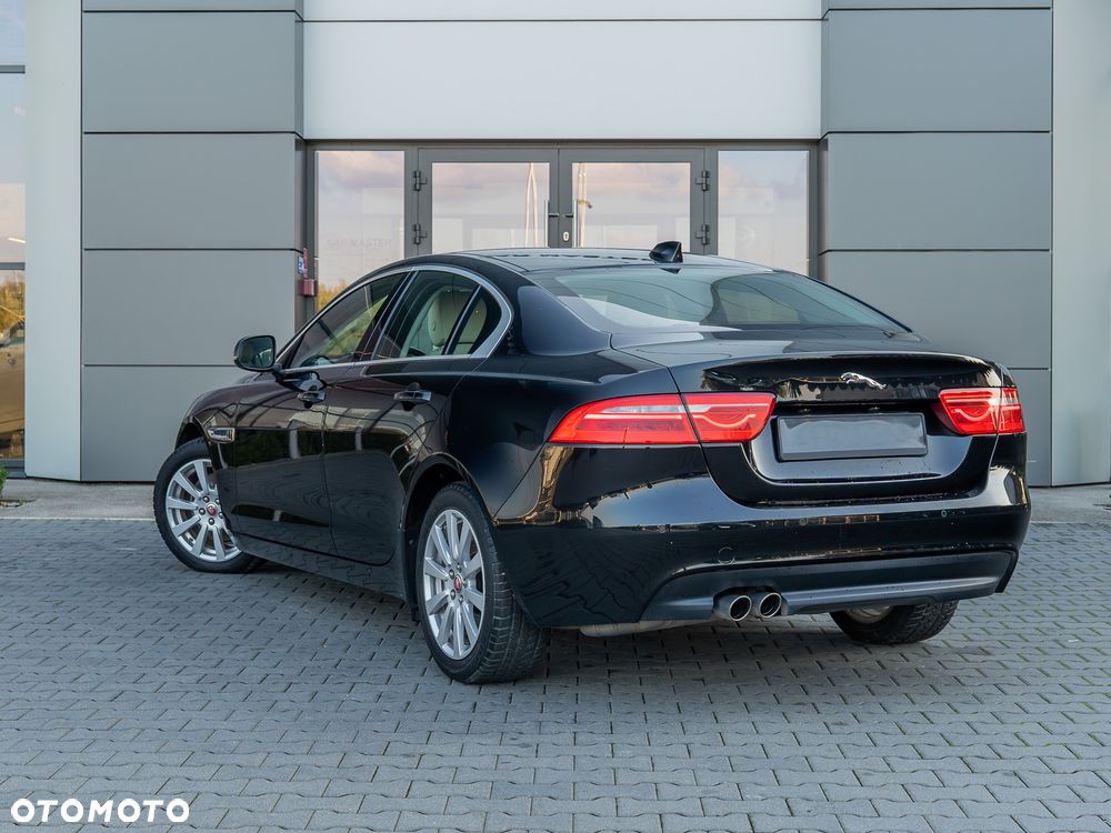 Jaguar XE 2.0 D Prestige - 7