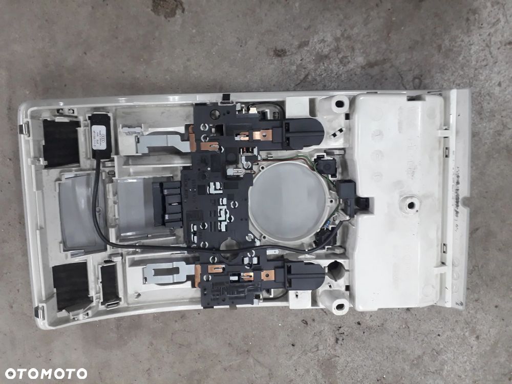 oświetlenie wnętrza kabiny 4F0947135M A6 C6 2.0 FSI TFSI BPJ - 4