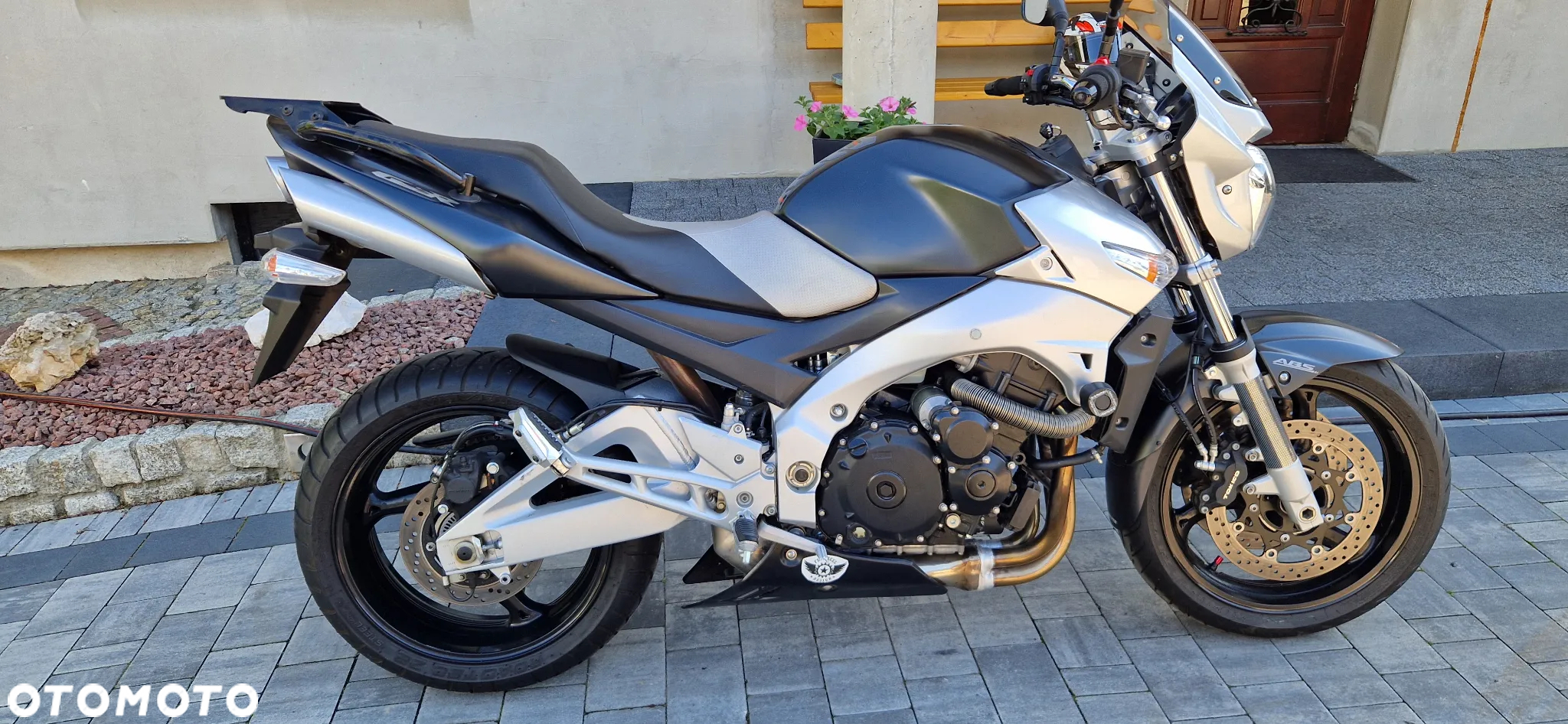 Suzuki GSR - 4
