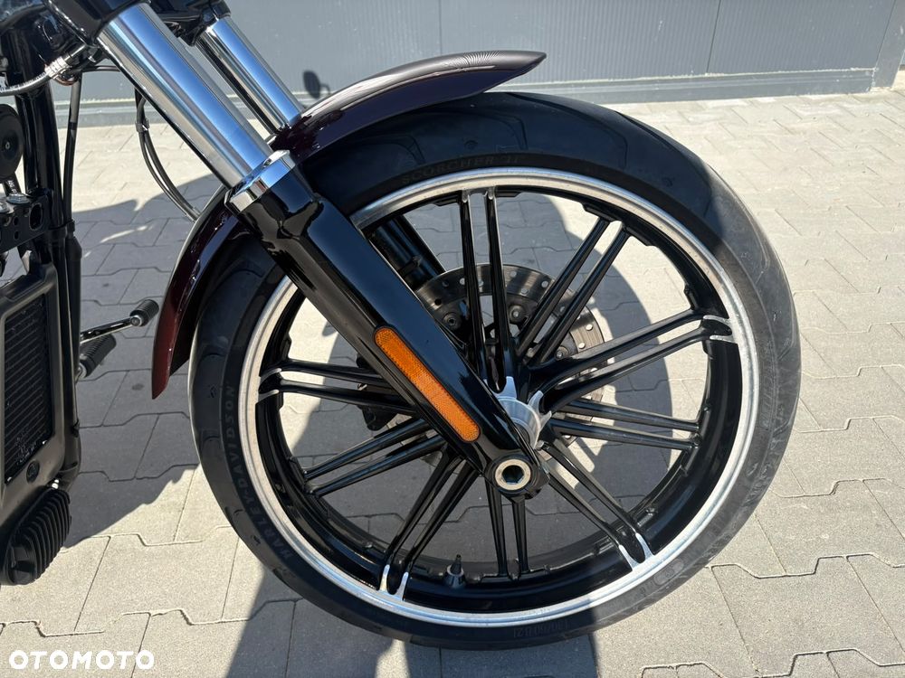 Harley-Davidson Softail Breakout - 12
