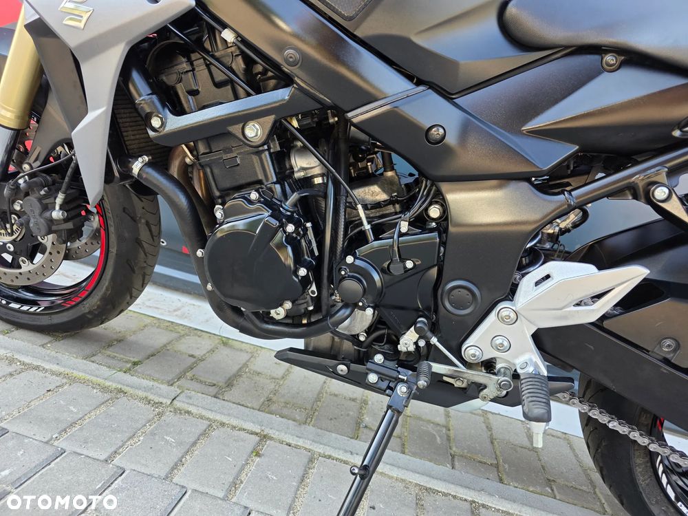 Suzuki GSR - 12