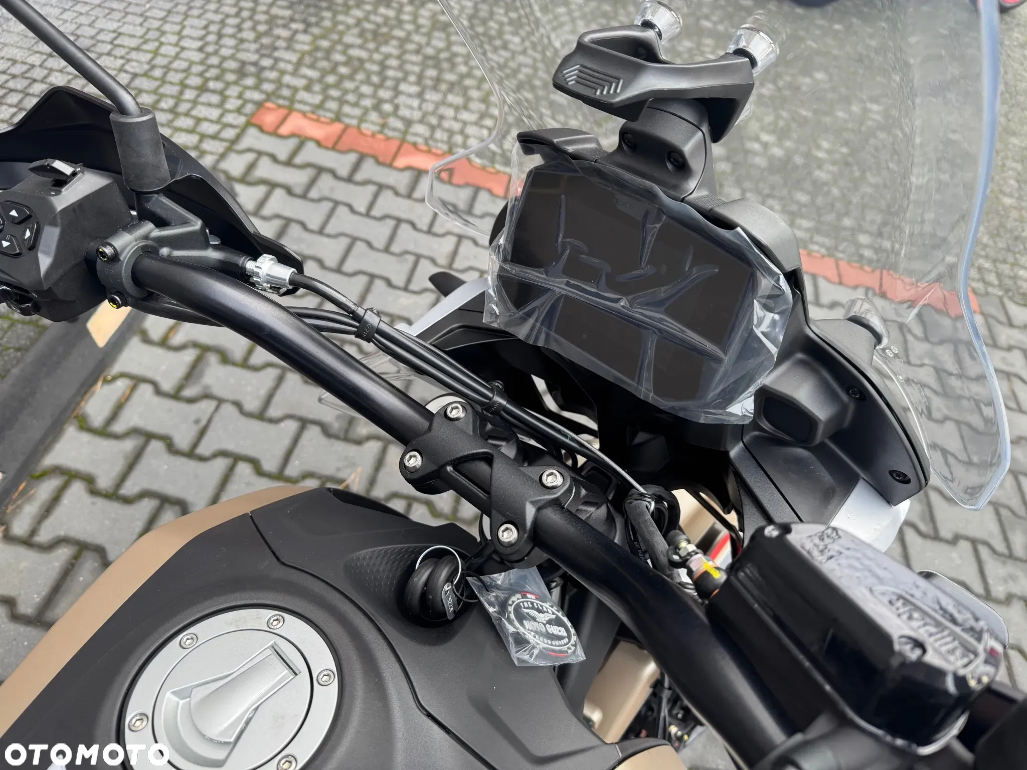 Moto Guzzi V85 - 4