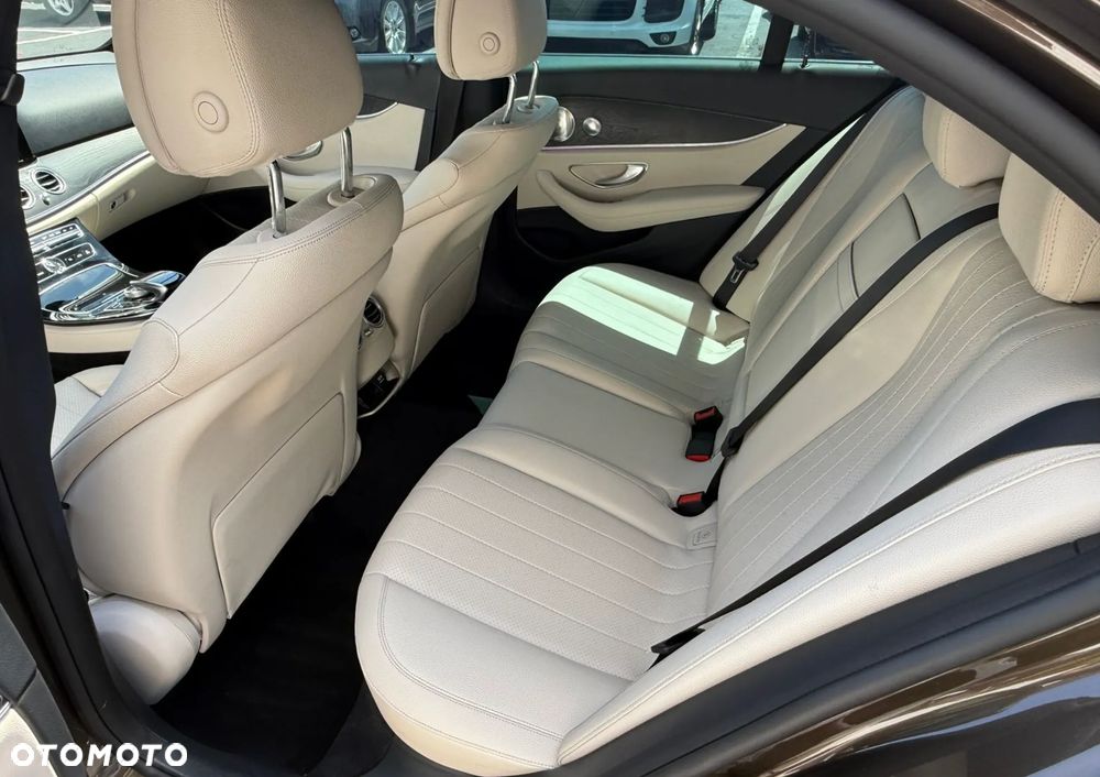 Mercedes-Benz Klasa E 300 9G-TRONIC AMG Line - 19