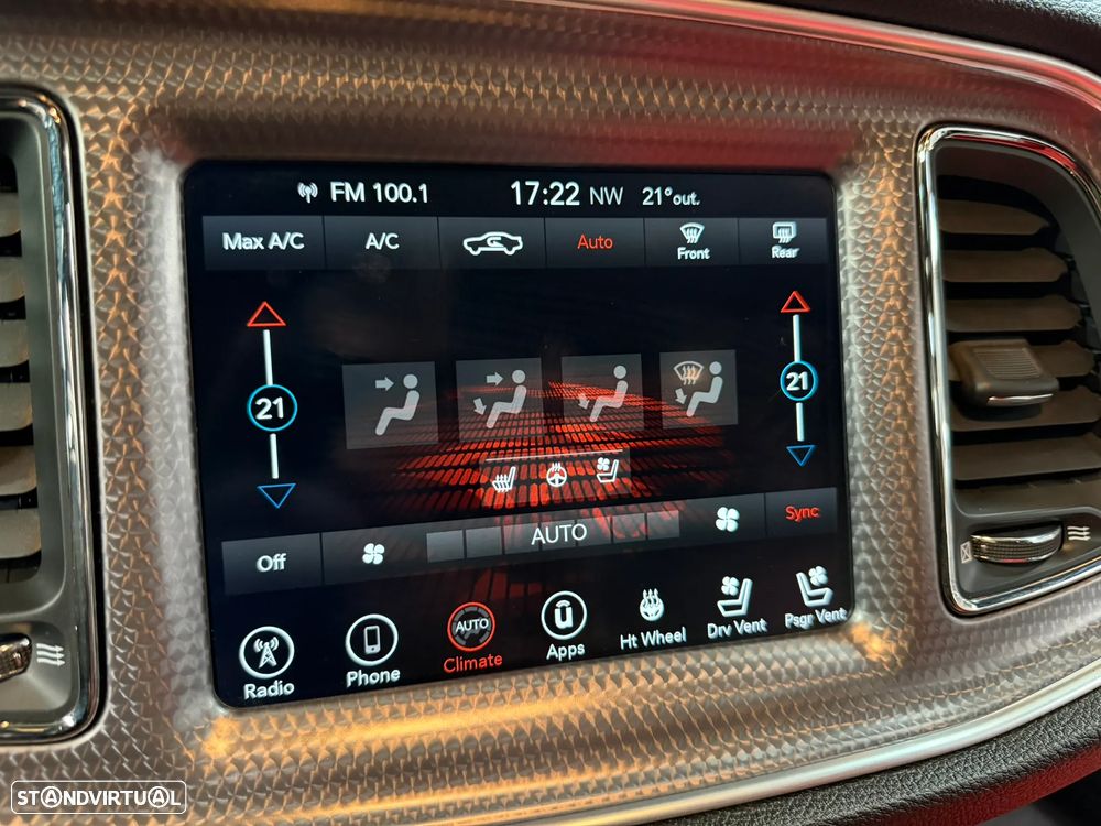 Dodge Challenger Auto SRT Hellcat - 42