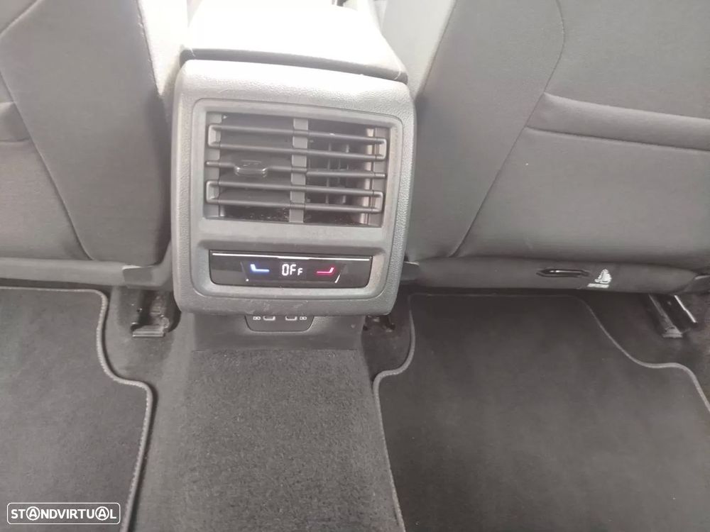 VW Golf Variant 2.0 TDi Urban - 11