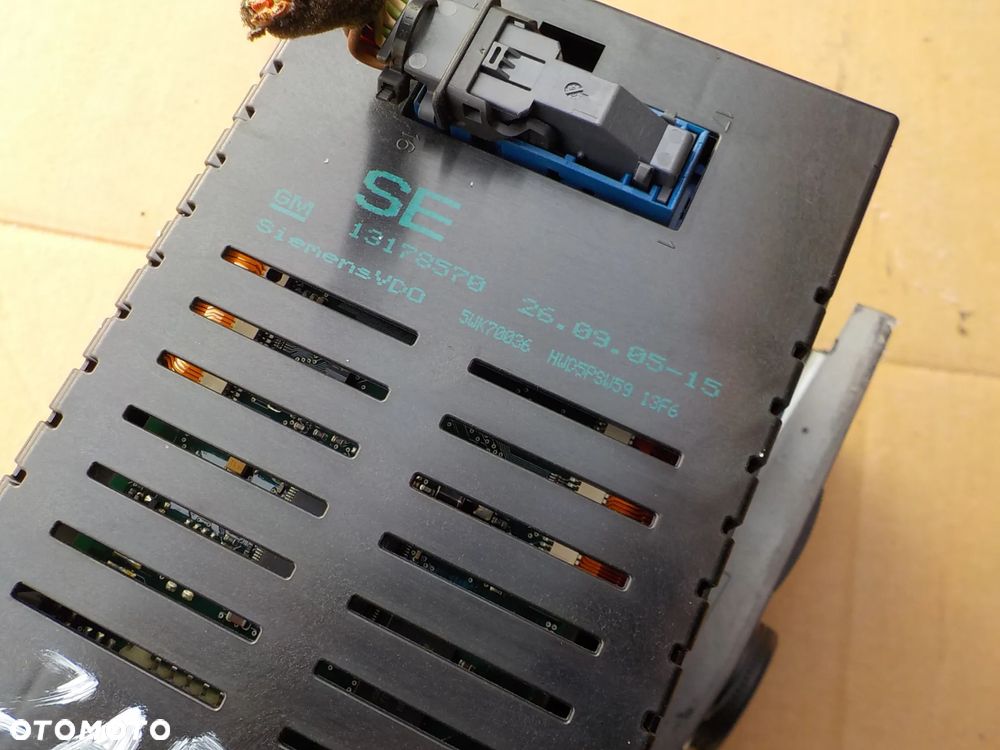 radio cd mp3 wyświetlacz opel zafira b 13154304  13178570 - 5