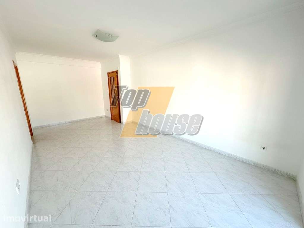 Apartamento T1 Junto a Faculdade FCT - Grande imagem: 2/17