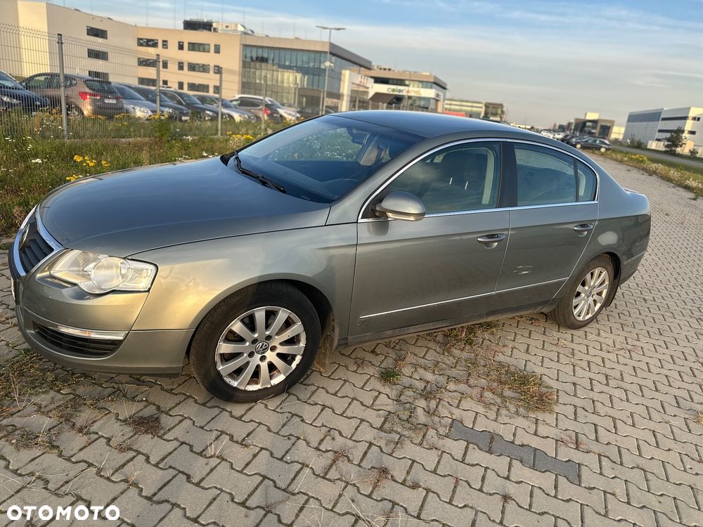 Volkswagen Passat - 1