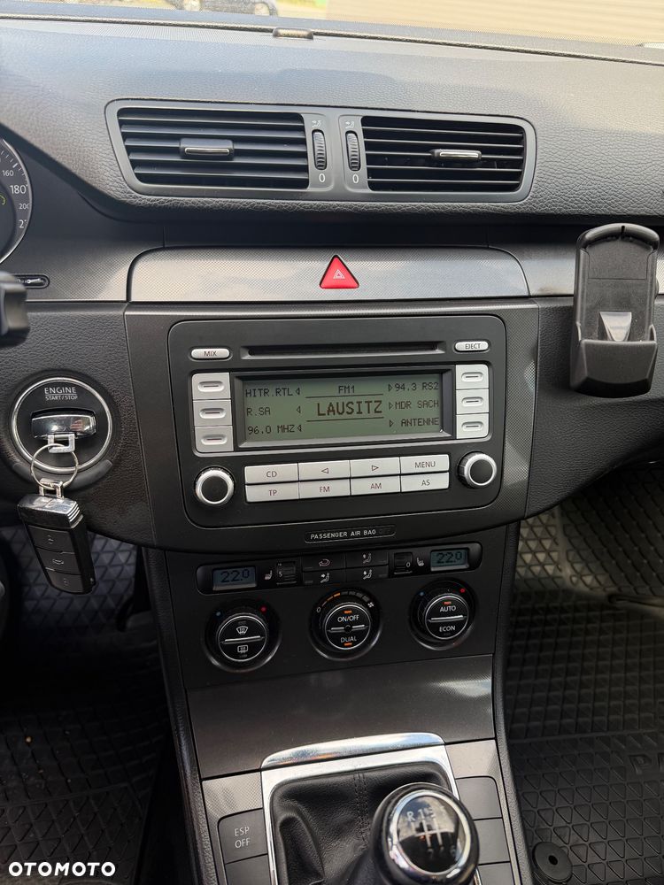 Volkswagen Passat 1.6 FSI Trendline - 2