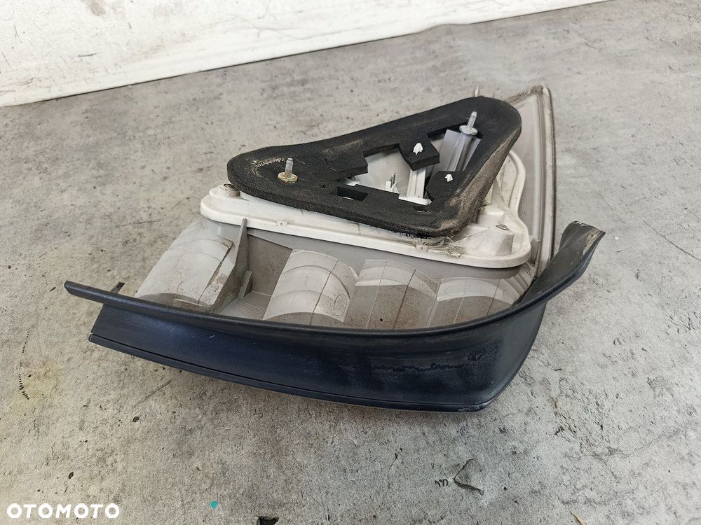 LAMPA TYLNA PRAWA OPEL ASTRA H 24451840 417002 KOMBI - 2