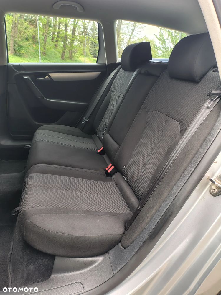 Volkswagen Passat 1.6 TDI DPF BlueMot Highline - 13
