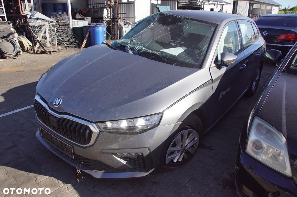 Auto na części - Skoda Scala Lift 1.5 TSI 150 KM DXDB VCF LF7C 2024R Silnik Skrzynia Zderzak Błotnik Klapa Drzwi Szyba Lusterko Lampa Sterownik Moduł Deska Kokpit Wyświetlacz - 1