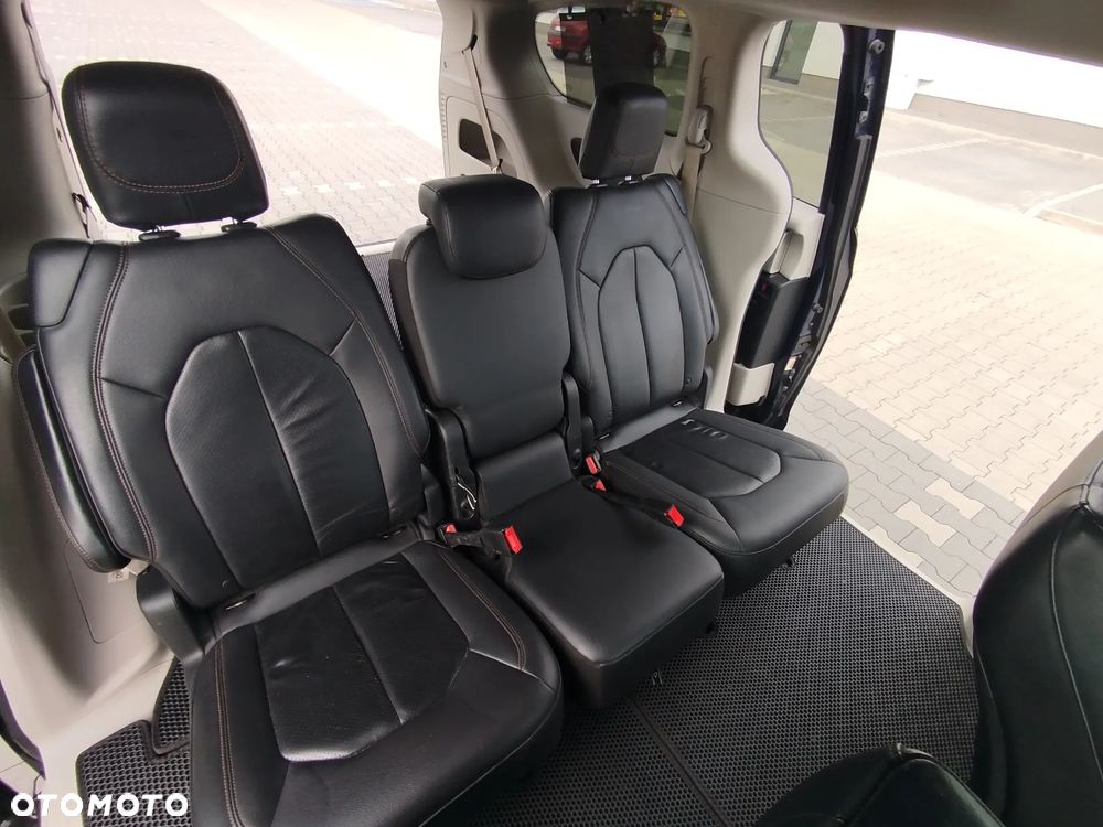 Chrysler Pacifica - 8