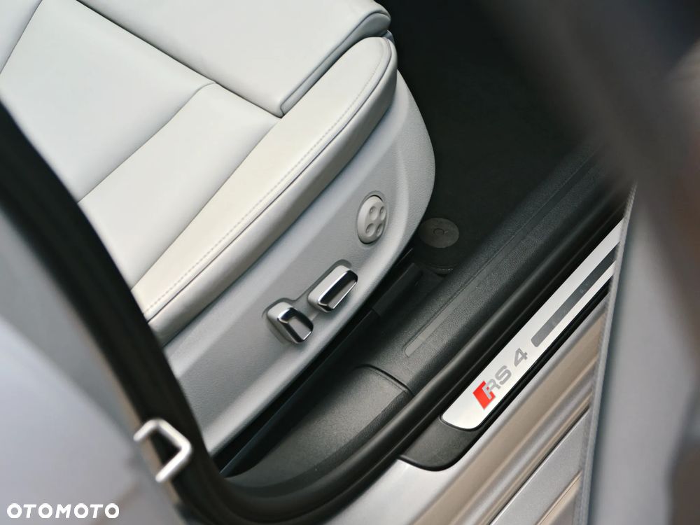 Audi RS4 Avant Avant S tronic - 33
