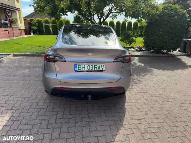 Tesla Model Y - 8