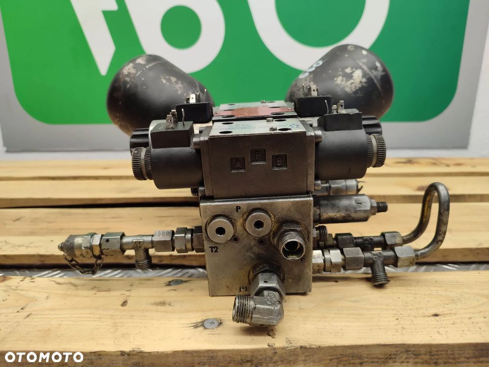 Blok hydrauliczny JLG 660 (RPE3-063Y1101200E1) - 3