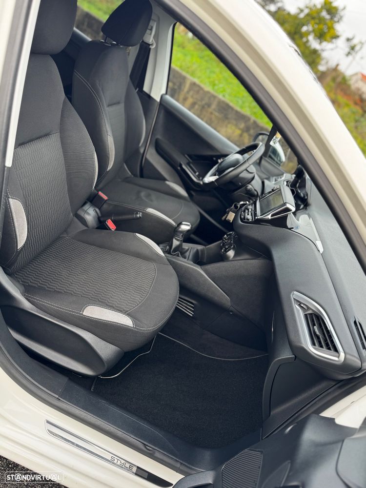 Peugeot 208 1.4 HDi SE Style - 6