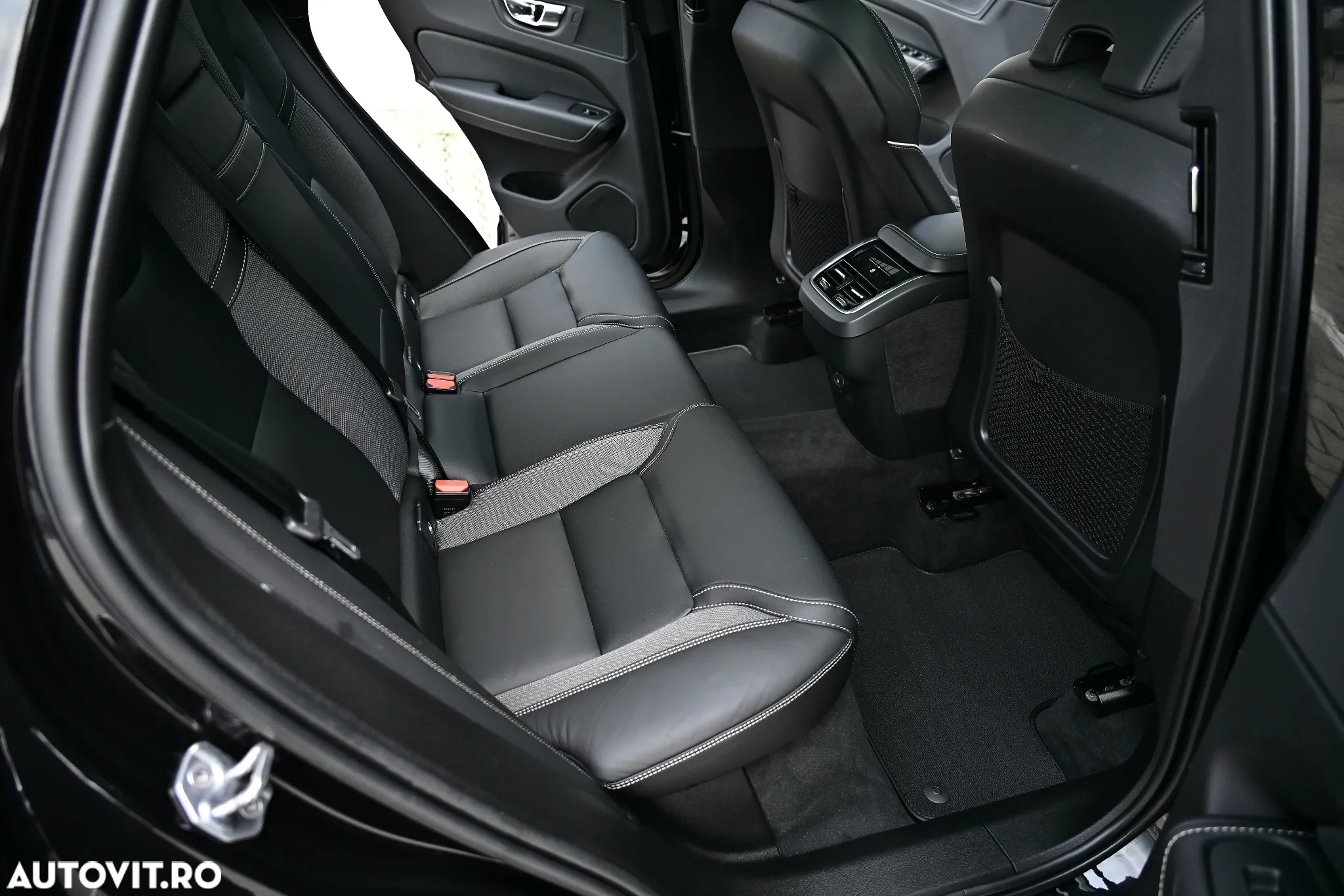 Volvo XC 60 B4 MHEV AT8 AWD R-Design - 34
