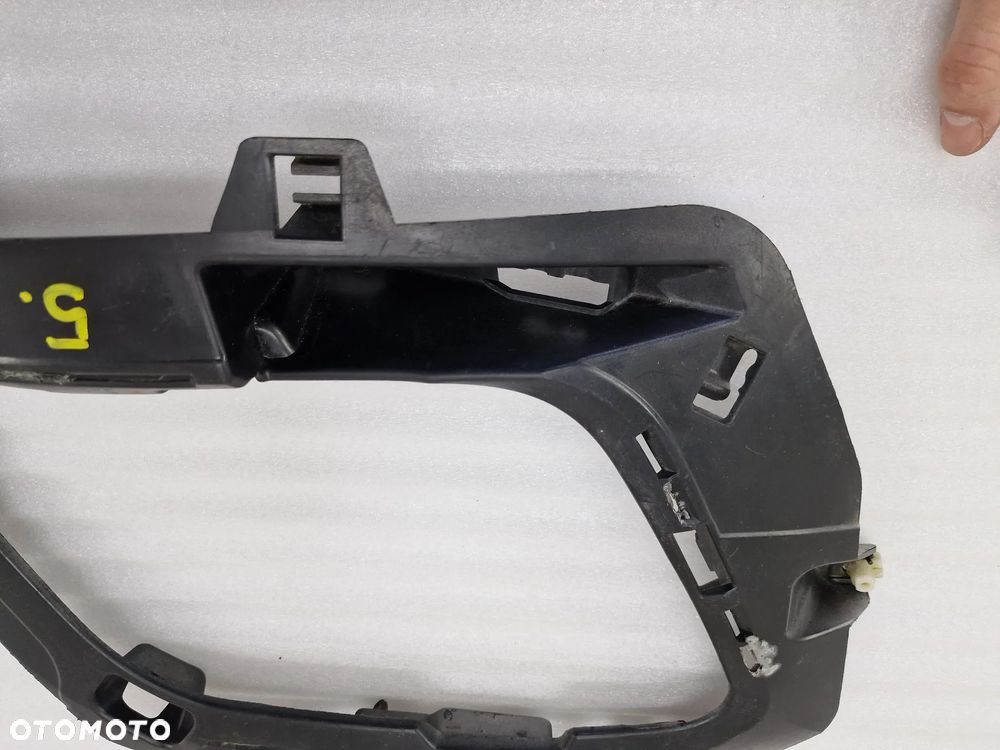 PEUGEOT 308 LIFT T7 07- PRAWY ŚLIZG POD HALOGEN / MOCOWANIE HALOGEN  , NR T73V-027352 / AA35460740  , NR AUKCJI SL5 - 5