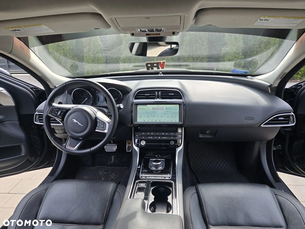 Jaguar XE P250 R-Dynamic Black - 18