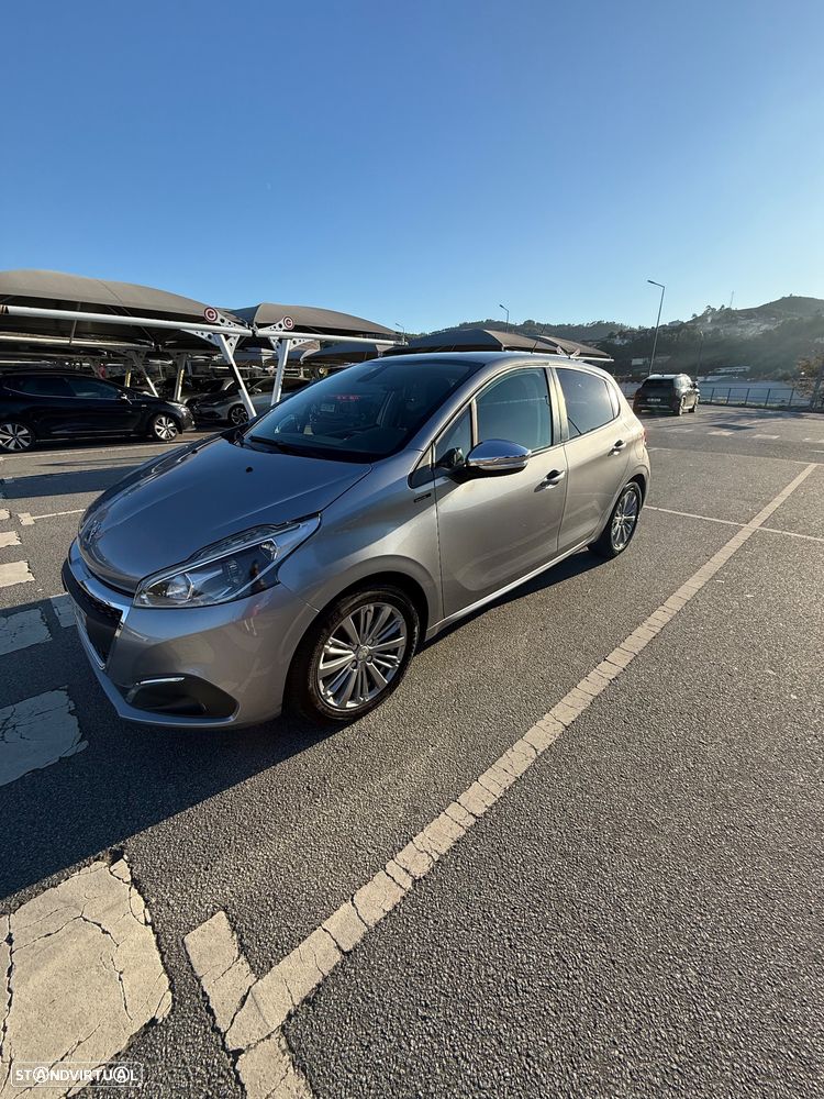 Peugeot 208 1.2 PureTech Signature - 1