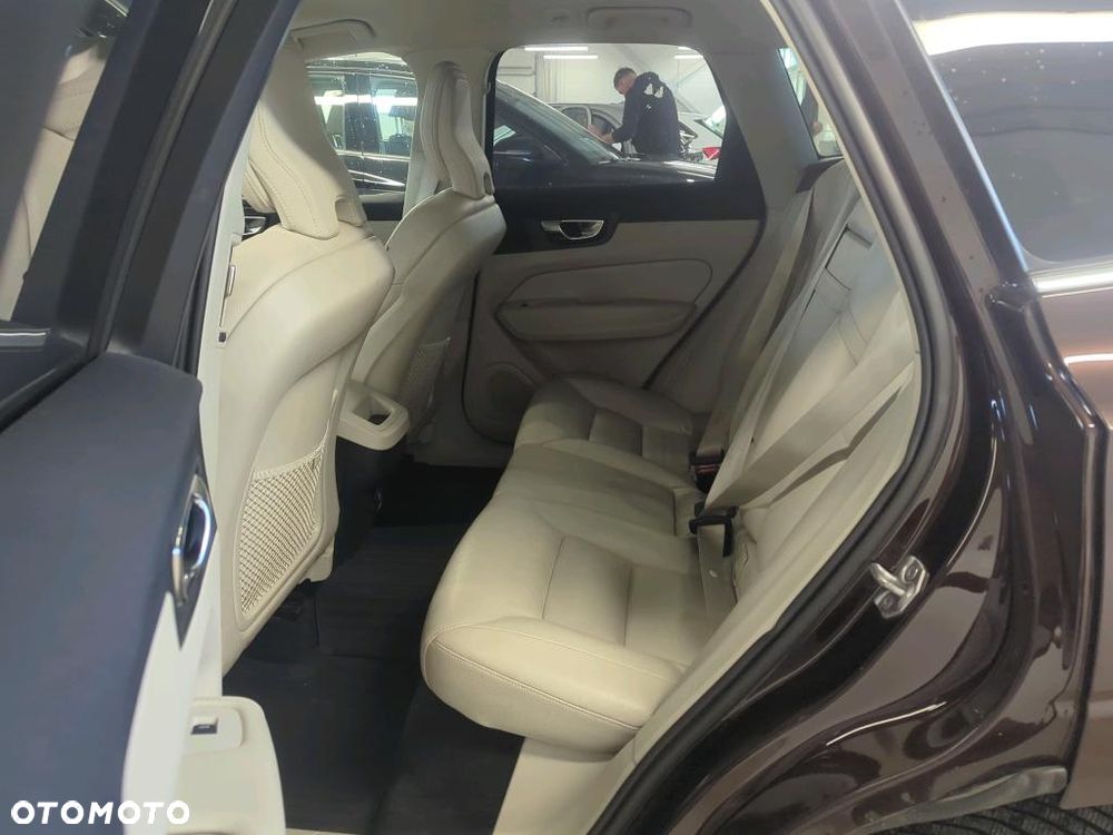 Volvo XC 60 D4 Momentum - 8