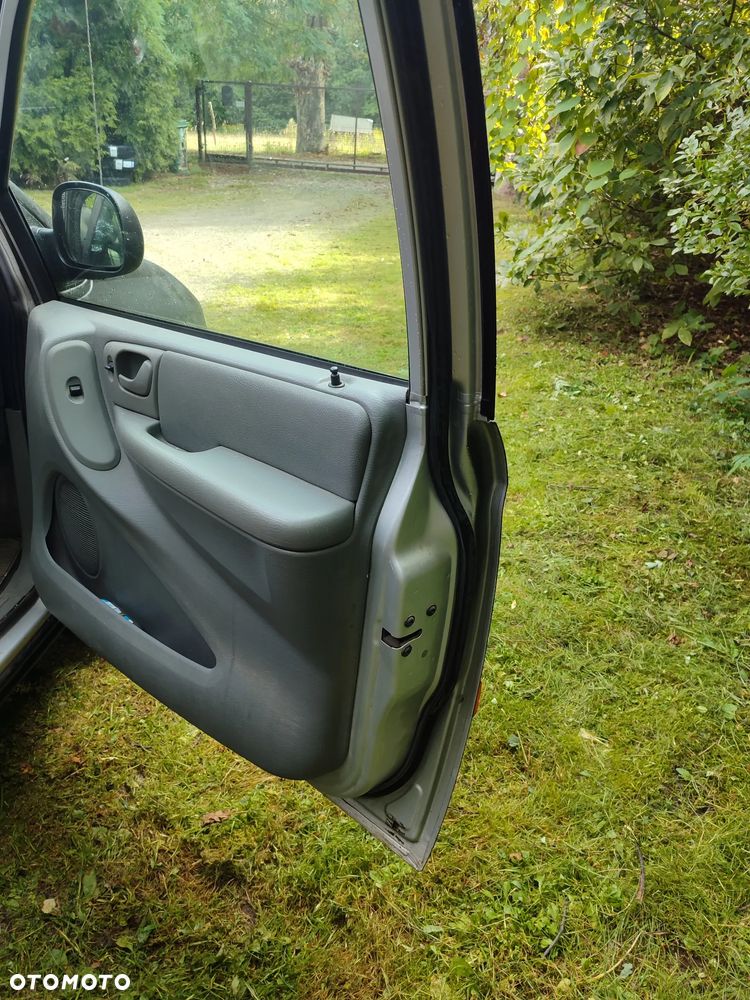 Chrysler Town & Country - 7