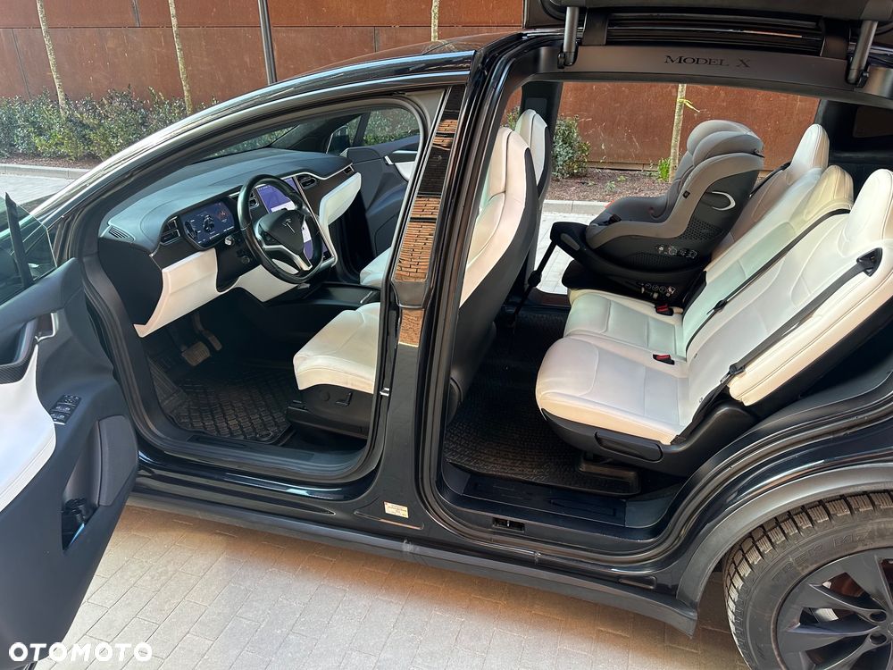 Tesla Model X - 13