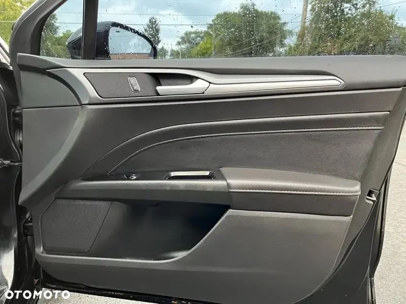 Ford Fusion - 16