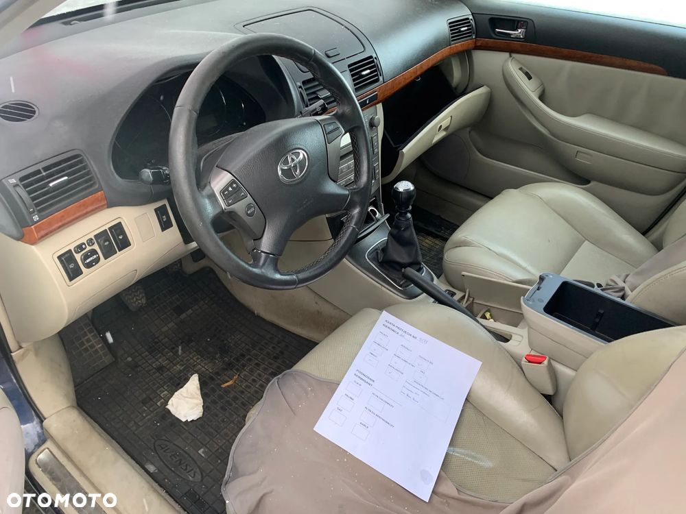 TOYOTA AVENSIS 2007 *SAMOCHÓD NA CZĘŚCI* 3578 MASKA, LAMPA, DRZWI, LUSTERKO, ZDERZAK, GRILL, BŁOTNIK, KLAPA, BELKA, DESKA, FOTELE, KANAPA, ĆWIARTKA KIEROWNICA, TARCZE, ZACISKI, ZAWIESZENIE, KOMPLETNY PRZÓD, KOMPLETNY TYŁ, LICZNIK, ZEGARY, PRAWE LEWE PRZÓD TYŁ - 5
