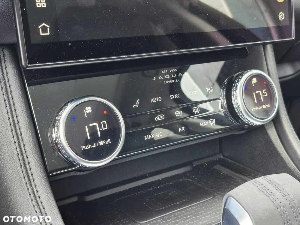 Jaguar F-Pace P250 AWD SE - 40