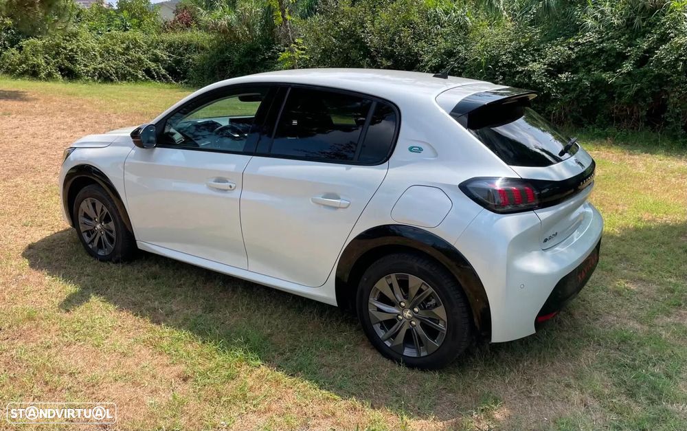 Peugeot e-208 50 kWh Allure Pack — fotografia 8
