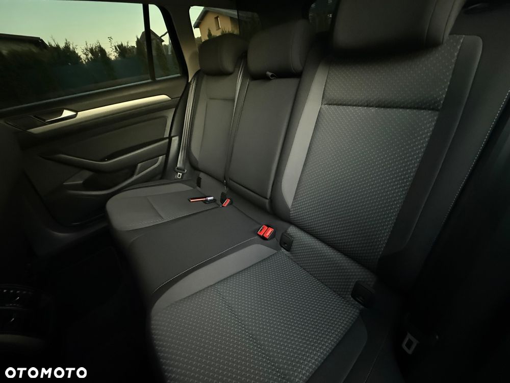Volkswagen Passat 2.0 TDI SCR DSG Conceptline - 36