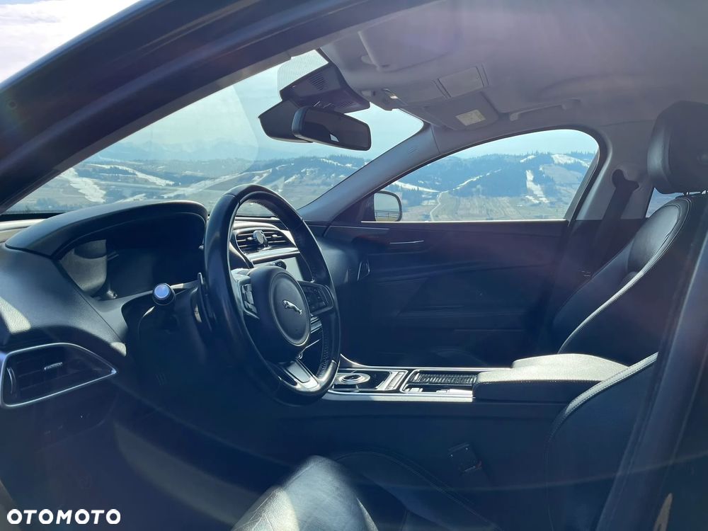 Jaguar XE 2.0 T Portfolio - 14