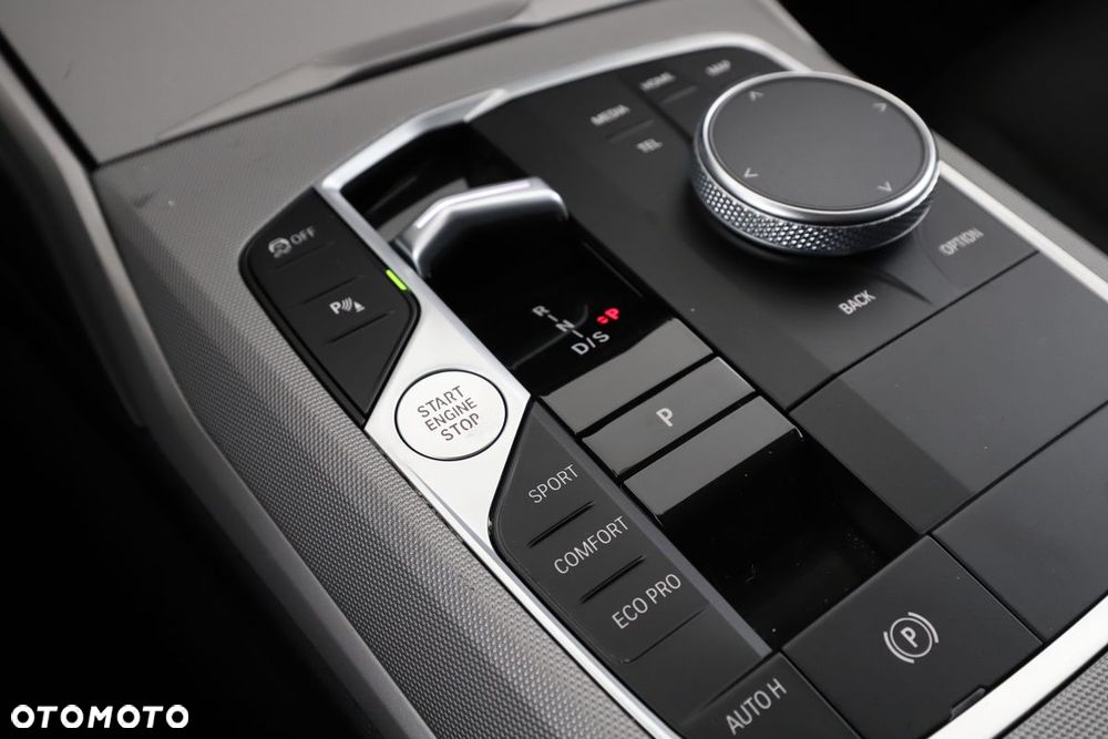 BMW Seria 3 318d mHEV - 31