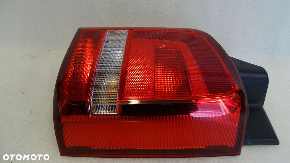 VW T5 7E5 MULTIVAN LIFT - lampa tylna lewa - 3