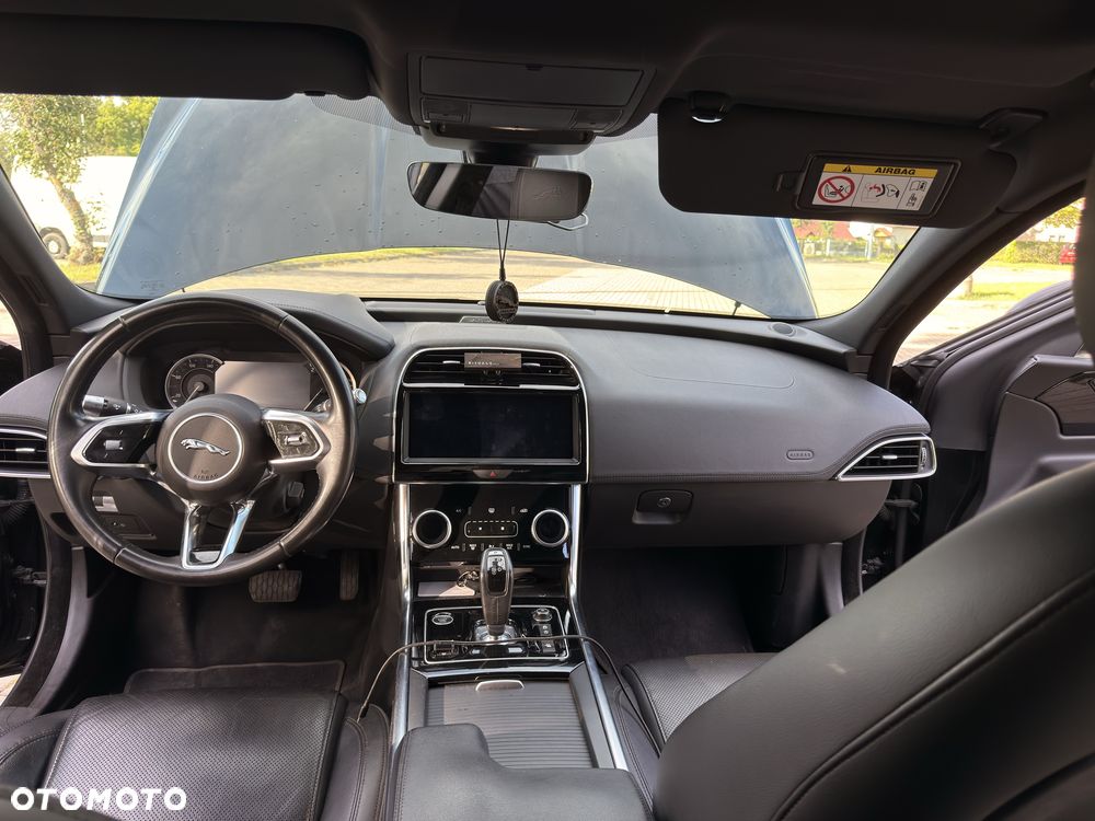 Jaguar XE - 7