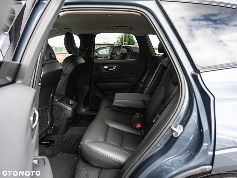 Volvo XC 60 B4 B Plus Dark - 29